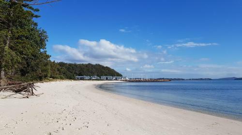 Waterfront Location - 2 Bed Apartment In Corlette, Port Stephens - Sleeps 4
