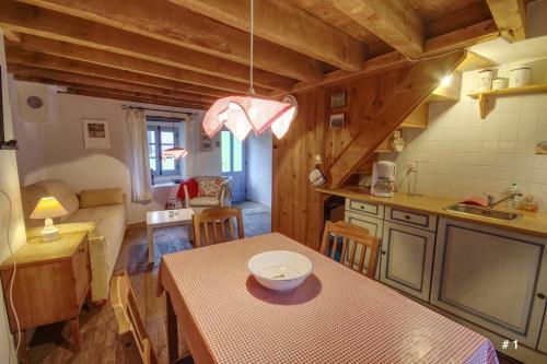 Les Trois Noyers