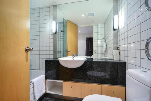 Qv Stylish Waterfront Apartment - 317