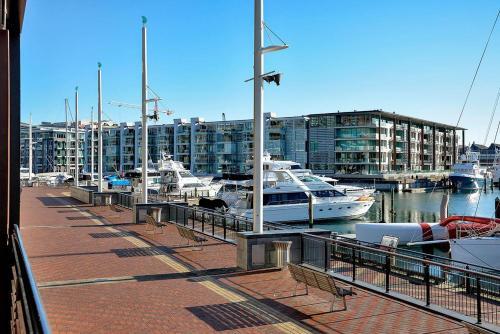 Qv Stylish Waterfront Apartment - 317