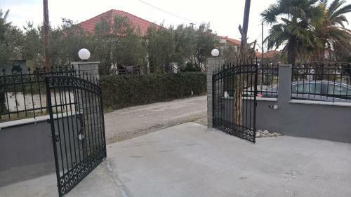 Manos House