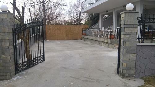 Manos House