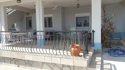 Manos House