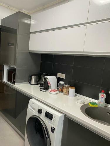 Gray Tomis Apartament