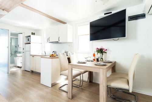 Marina Luxury Houseboat Olive