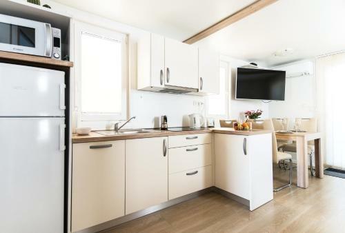 Marina Luxury Houseboat Olive