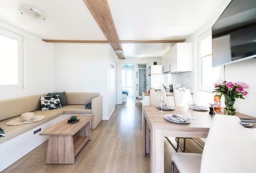 Marina Luxury Houseboat Olive