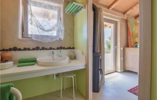 Awesome Home In Calvene W/