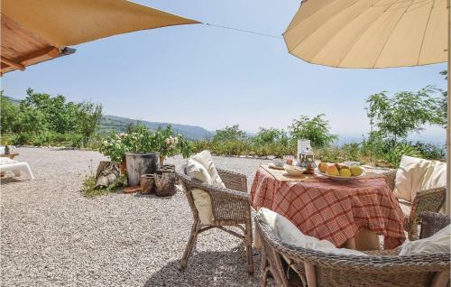 Awesome Home In Calvene W/