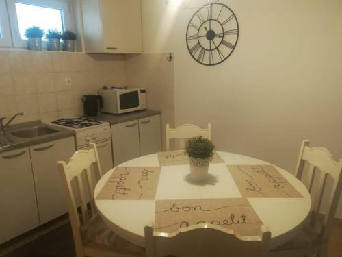 Hostal Vila Snje?ana Tu?epi