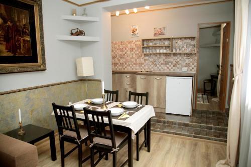 Vintage Apartment - Central 2bdr