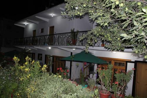 Hotel Travellers House Mahey
