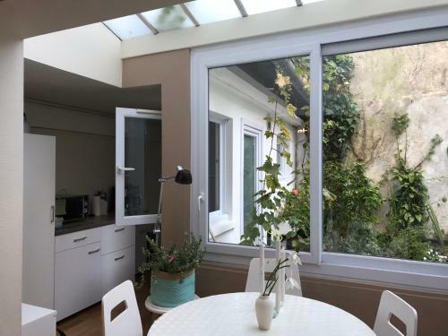 Cool Center Floral Apartment