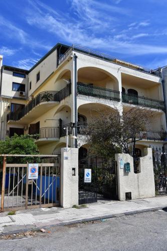 Hostal Civico 98
