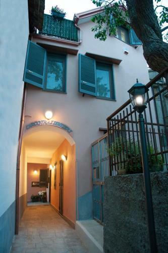 L'arco Tra I Sentieri