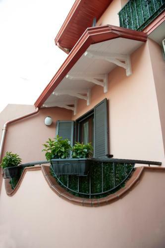 L'arco Tra I Sentieri