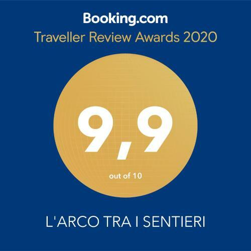L'arco Tra I Sentieri