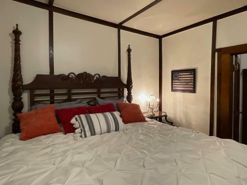 7min Walk To Courthouse Plaza! Historic Cottage