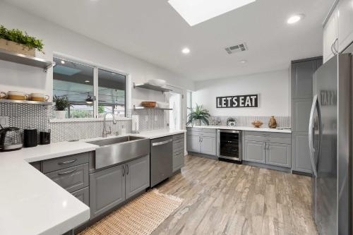 Pristine Escape About 2 Miles To Old Town Scottsdale!