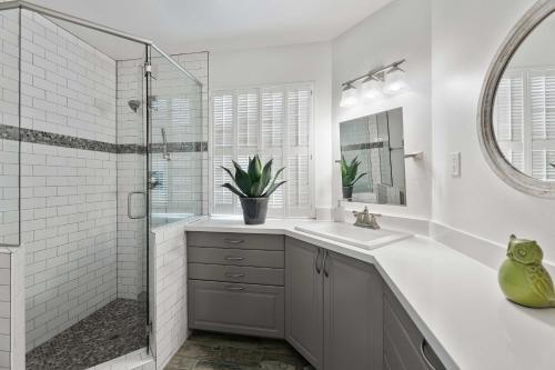 Pristine Escape About 2 Miles To Old Town Scottsdale!