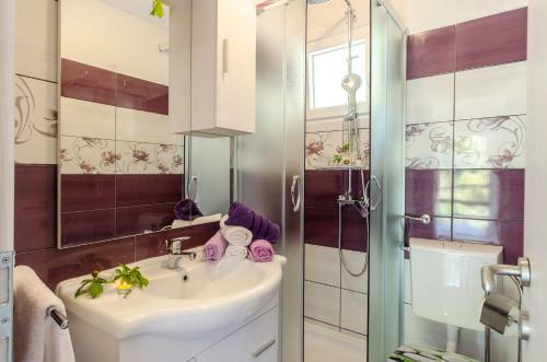 Holiday House Kata-babina