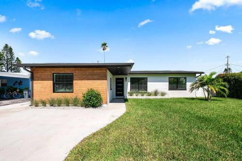 Sleek Redington Beach Retreat With Lanai, Grill