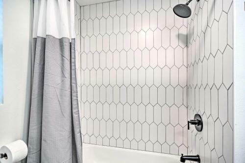 Sleek Redington Beach Retreat With Lanai, Grill