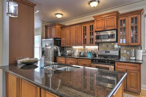 Southern-style Home In East Point With Deck!