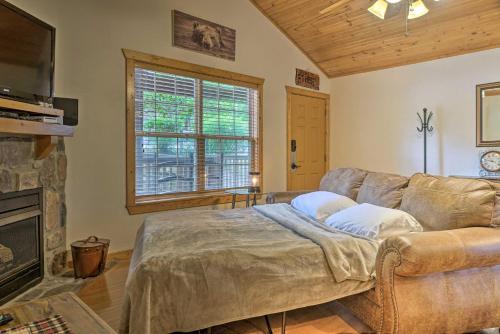 Lakeside Resort Retreat With Pool Access And Deck