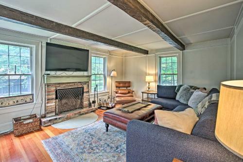 Enchanting Hudson Valley Farmhouse With Views!