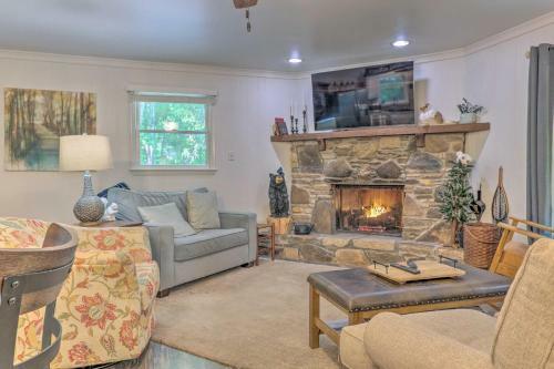 Beautiful Connestee Falls Home With Porch In Brevard