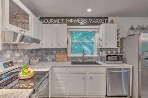 Beautiful Connestee Falls Home With Porch In Brevard