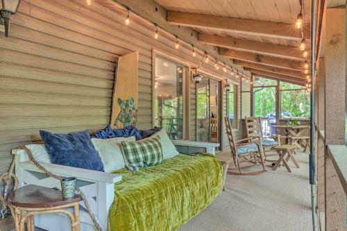 Beautiful Connestee Falls Home With Porch In Brevard