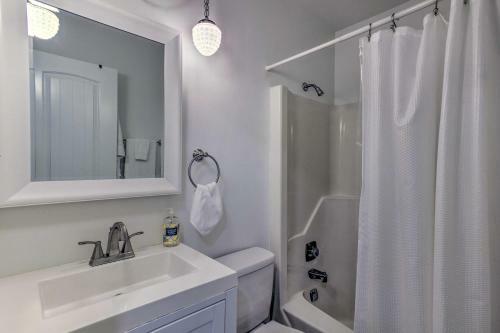 Beautiful Connestee Falls Home With Porch In Brevard