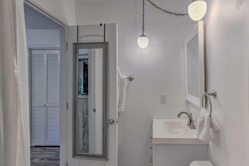Beautiful Connestee Falls Home With Porch In Brevard