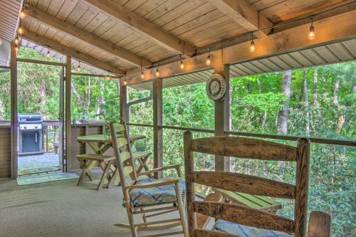 Beautiful Connestee Falls Home With Porch In Brevard
