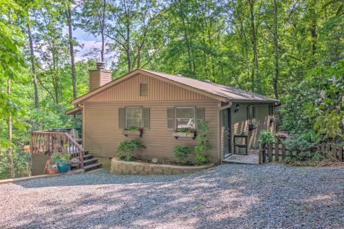 Beautiful Connestee Falls Home With Porch In Brevard