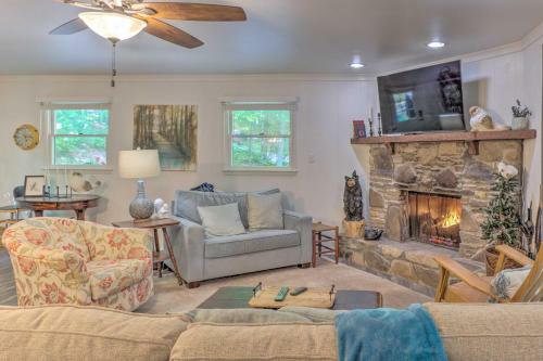 Beautiful Connestee Falls Home With Porch In Brevard