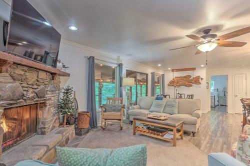 Beautiful Connestee Falls Home With Porch In Brevard