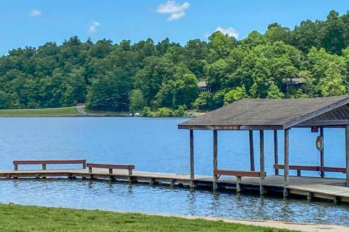 Beautiful Connestee Falls Home With Porch In Brevard
