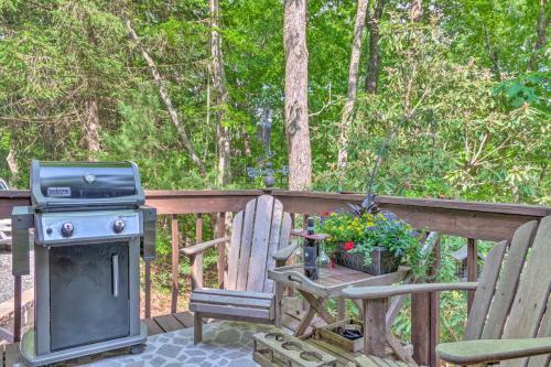 Beautiful Connestee Falls Home With Porch In Brevard