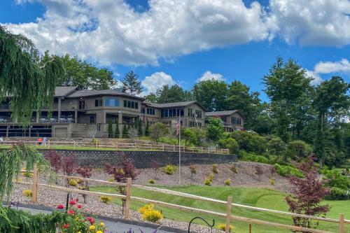 Beautiful Connestee Falls Home With Porch In Brevard