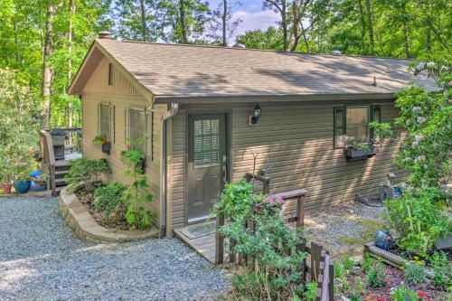 Beautiful Connestee Falls Home With Porch In Brevard