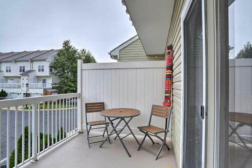 Chic Ashburn Townhome With Balcony, Pool Access