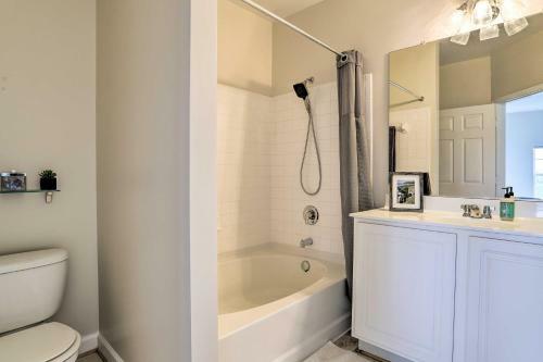 Chic Ashburn Townhome With Balcony, Pool Access