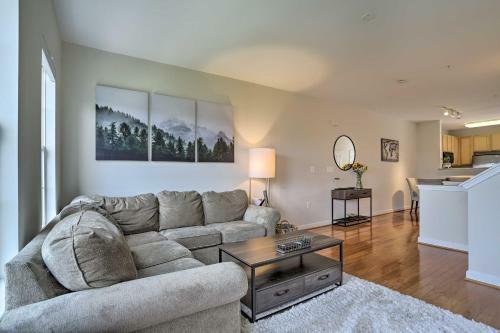 Chic Ashburn Townhome With Balcony, Pool Access