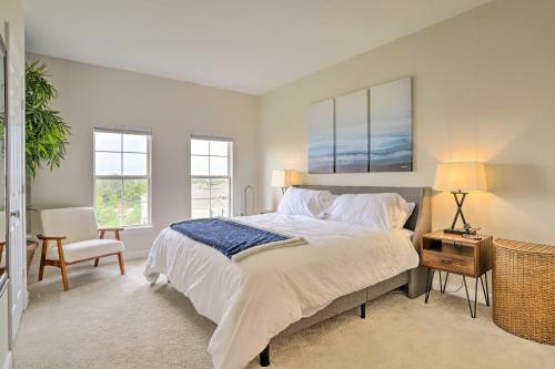 Chic Ashburn Townhome With Balcony, Pool Access