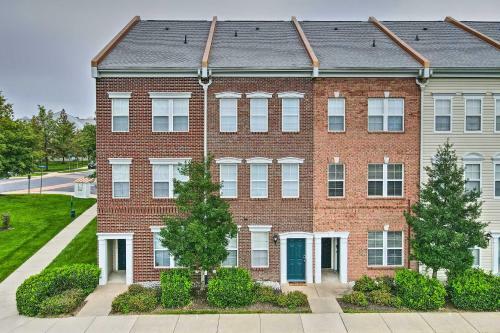 Chic Ashburn Townhome With Balcony, Pool Access