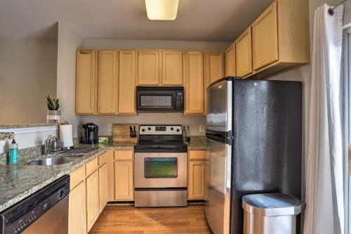 Chic Ashburn Townhome With Balcony, Pool Access