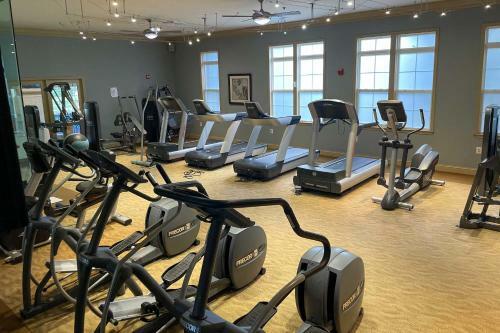 Chic Ashburn Townhome With Balcony, Pool Access